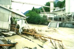 Zerstörte Überfahrt Firma Wachter - Hochwasser Pfingsten 1999