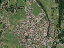 Oberstdorf mit der Trettach im östlichen Siedlungsbereich 2015