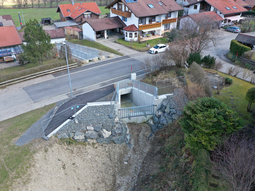 Blick auf den fertiggestellten mittleren Abschnitt mit Geschiebe- und Schwemmholzsperre, neuem Straßendurchlass „Am Winkelbach“ sowie neuem Zulauf zur Verrohrung, März 2020.