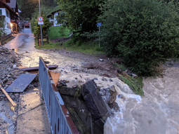 Starkregenereignis Juli 2021, ausgeuferter Eckbach mündet oberhalb der Brücke Weinbergstraße in den Wustbach.