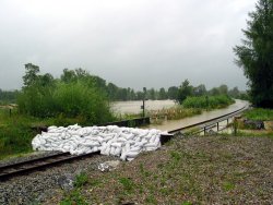 Verschlossene Bahnlinie - Hochwasser August 2005