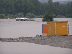 Angeschwemmte Container, Wohnwagen - Hochwasser August 2005