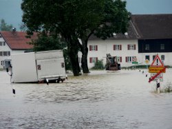 Versunkener Lastkraftwagen - Hochwasser August 2005