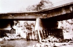Ausgespülter Brückenpfeiler