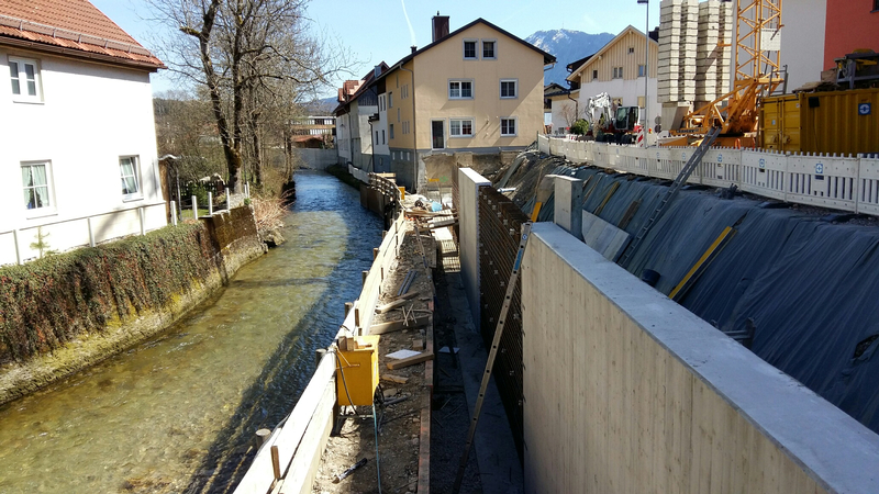 BA05: April 2017: Bauzustand während der Errichtung der Hochwasserschutz-Wand entlang der Spitalstraße, Blick von der Hofmühlenbrücke