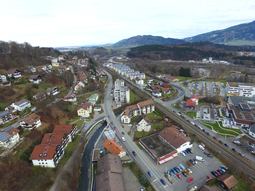Blick aus der Vogelperspektive in Fließrichtung der Konstanzer Ach. Zu erkennen sind die neuen Ufermauern, die Brücken der B 308, der Bahnlinie sowie der Gemeindestraße „Im Stillen“ über die Ach sowie die Klinik am rechten Bildrand.