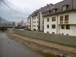 BA02: Dezember 2015: Ufermauer zwischen Bahn- und Bundesbrücke, Blick von der Bundesstraßenbrücke