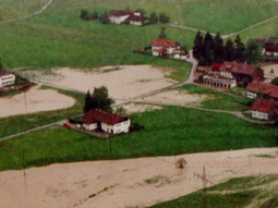 Ausuferungen der Ostrach beim Pfingsthochwasser 1999. Der Deich wurde zunächst überströmt und brach später. Das Wasser floss unkontrollierbar in Richtung Ortwang ab.