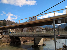 Brückenprovisorium zur Versorgung eines Wohngebiets mit Wasser- und Telekomunikation, dahinter steht die Bestandsbrücke. Die Behelfsbrücke wurde nach Eröffnung der neuen Brücke wieder entfernt.