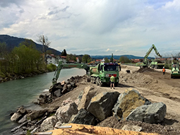 Gewässeraufweitung, Deichbau mit Sicherung der Ufer und Bau von Wegen an die Ostrach.
