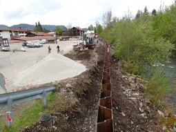 Mai 2016: BA02b: Die Hochwasserschutzwand entlang des Nebelhornparkplatzes im Bau