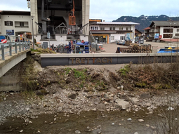 November 2016: BA02b: Die fertiggestellte Hochwasserschutzwand entlang des Nebelhornparkplatzes