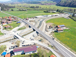 April 2020: Blick auf die B19-Brücke sowie die neue Gemeindestraßenbrücke und den Gewässerausbau an der Weiler Ach von Süden