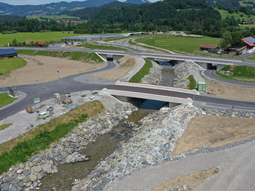 Juli 2020: Blick auf die neue Gemeindestraßenbrücke sowie die B19-Brücke und den Gewässerausbau an der Weiler Ach nach Abschluss der Maßnahmen