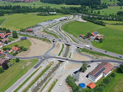 Juli 2020: Blick auf die neue Gemeindestraßenbrücke sowie die B19-Brücke und den Gewässerausbau an der Weiler Ach nach Abschluss der Maßnahmen von Westen