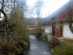 Alte befahrbare Wegbrücke an der Dorfhalle