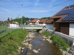 Neue befahrbare Wegbrücke an der Dorfhalle