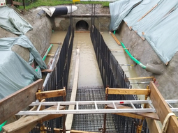 Mit Wasser gefüllte Baugrube während einer längeren Regenphase am 21.05.2019.