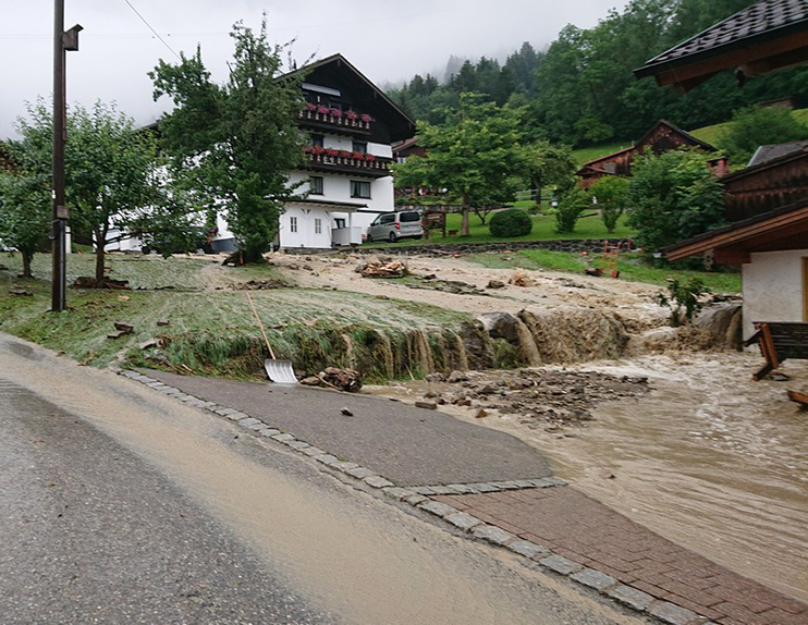 Das Bild zeigt Gewitterwolhen mit Blitzen