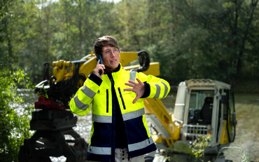 Person, die einen Flussmeister darstellt