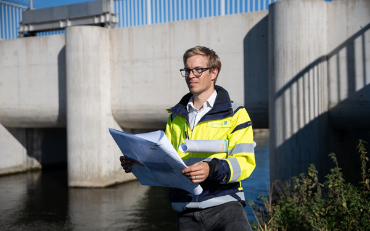 Person, die einen Ingenieur darstellt