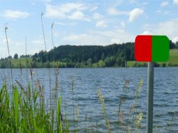 Tafel in rot und grün am Rand des Rottachsees
