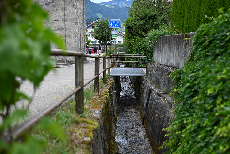 Bestehendes Gerinne am Burgberger Dorfbach entlang der Kirche
