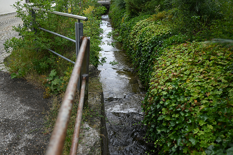 Bestehendes Gerinne am Burgberger Dorfbach entlang der Kirche