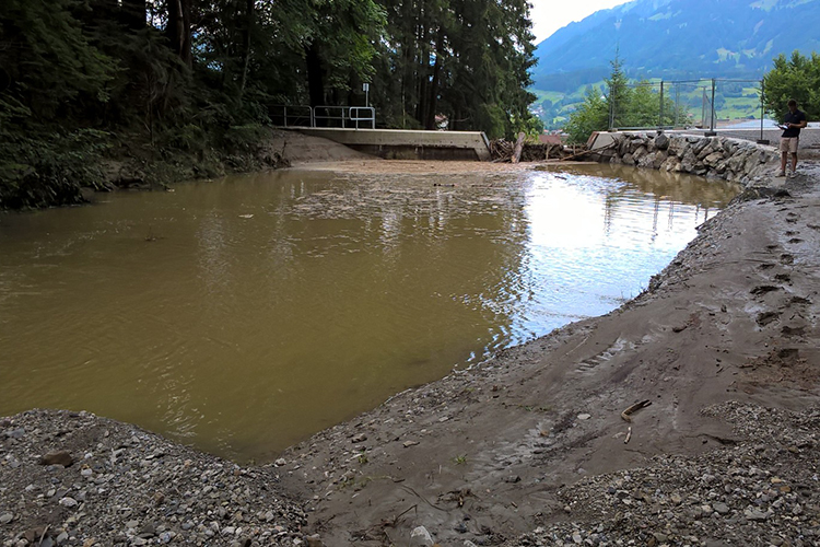 Gefüllte Geschieberückhaltesperre am Oberlauf des Dorfbachs nach dem Starkregenereignis im Juli 2021 Gefüllte Geschieberückhaltesperre am Oberlauf des Dorfbachs nach dem Starkregenereignis im Juli 2021