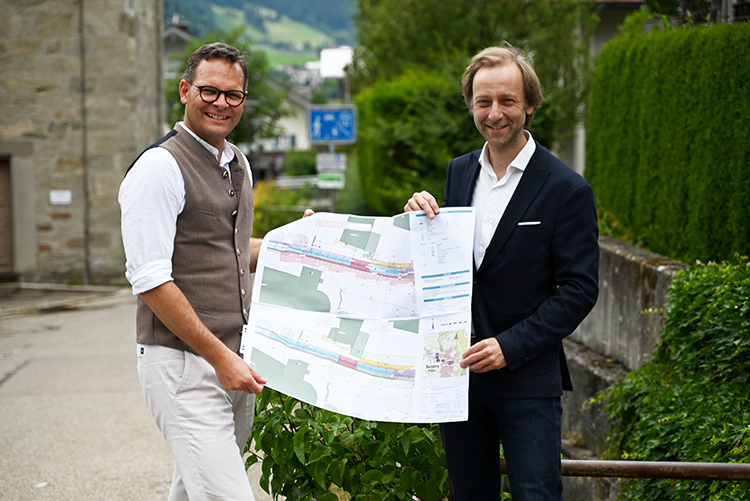 Burgbergs Erster Bürgermeister André Eckardt und WWA-Leiter Bernhard Simon unterzeichnen Beteiligtenvereinbarung