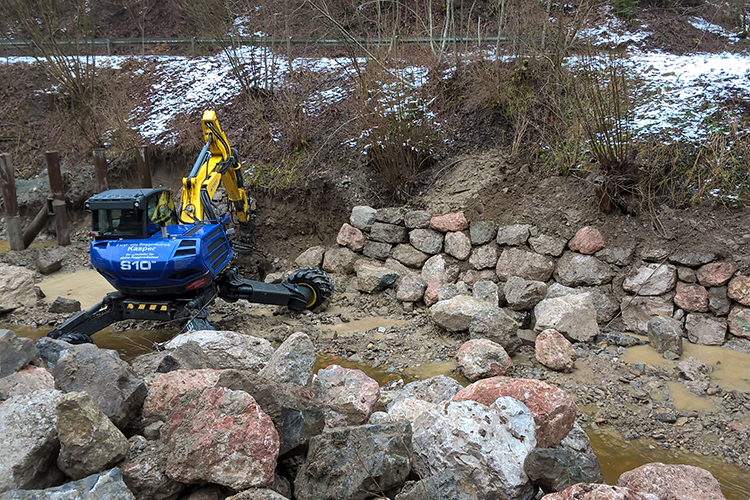 Sicherung der linken Böschung mit Wasserbausteinen Sicherung der linken Böschung mit Wasserbausteinen