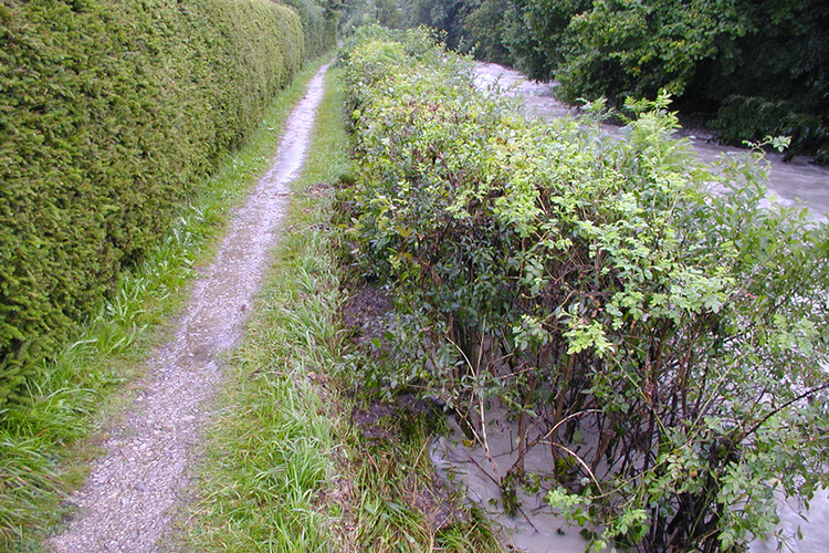Erhöhte Wasserführung in der Steinacher Achen beim Augusthochwasser 2005 Erhöhte Wasserführung in der Steinacher Achen beim Augusthochwasser 2005