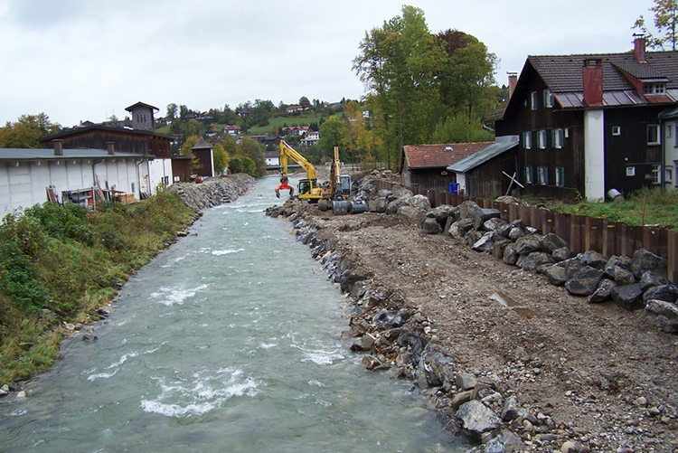 In Teilen wurde die Gewässersohle eingetieft und die vilsbegleitenden Deiche wurden standsicher hergestellt.