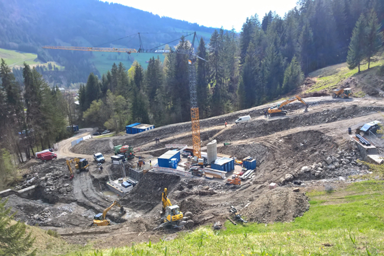 Ausheben Baugrube Geschiebedosiersperre und Tosbecken, Einbringen Magerbeton, Hangabsicherung, Schüttung Leitdamm; Ende April 2022 Ausheben Baugrube Geschiebedosiersperre und Tosbecken, Einbringen Magerbeton, Hangabsicherung, Schüttung Leitdamm; Ende April 2022