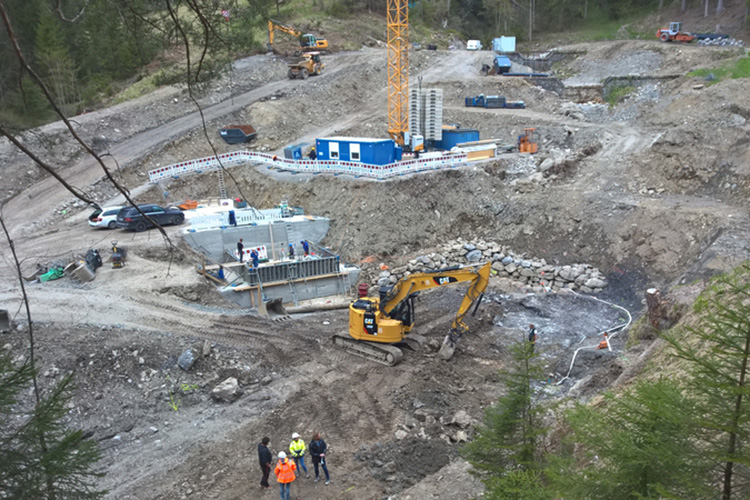 Baugrube Geschiebedosiersperre nahezu fertiggestellt, Bodenaustausch an den Flügeln, Mai 2022 Baugrube Geschiebedosiersperre nahezu fertiggestellt, Bodenaustausch an den Flügeln, Mai 2022