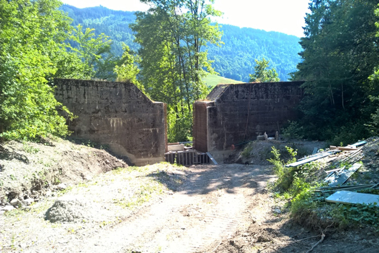 Schalung der Auskragung an der Konsolidierungssperre (Juli 2023) Schalung der Auskragung an der Konsolidierungssperre, Juli 2023