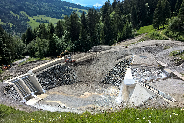 Fertiggestellte Konsolidierungssperre mit betonierter Abfahrt, 13.06.2024 Fertiggestellte Konsolidierungssperre mit betonierter Abfahrt