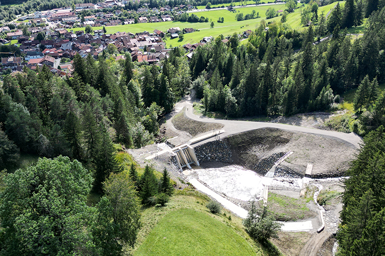 Fertiggestellte Konsolidierungssperre mit betonierter Abfahrt, 13.06.2024 Fertiggestellte Konsolidierungssperre mit betonierter Abfahrt