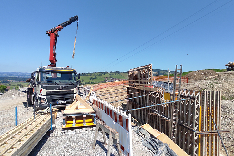 Aufbau Schalelemente für die Betonierungsarbeiten am Sperrenbauwerk, 25.06.2024 Aufbau Schalelemente für die Betonierungsarbeiten am Sperrenbauwerk, 25.06.2024