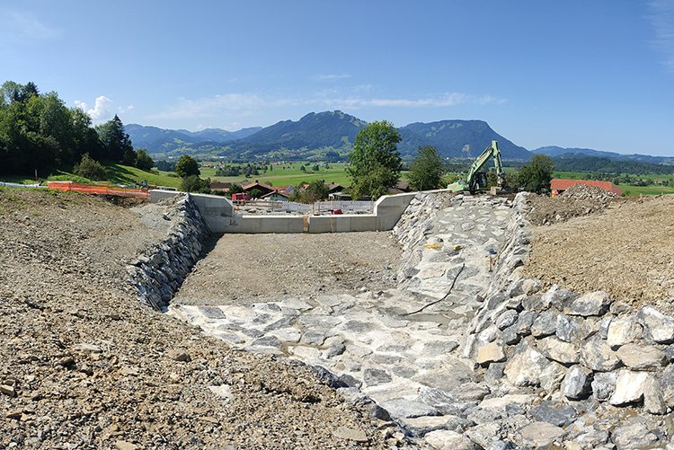 Fertiggestelltes Sperrenbauwerk mit befestigten Rückhalteraum, 28.08.2024 Fertiggestelltes Sperrenbauwerk mit befestigten Rückhalteraum, 28.08.2024