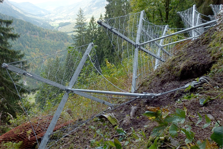 Starkregenereignis im Juli 2021, der ausgeuferte Eckbach mündet oberhalb der Brücke Weinbergstraße in den Wustbach Starkregenereignis im Juli 2021, der ausgeuferte Eckbach mündet oberhalb der Brücke Weinbergstraße in den Wustbach